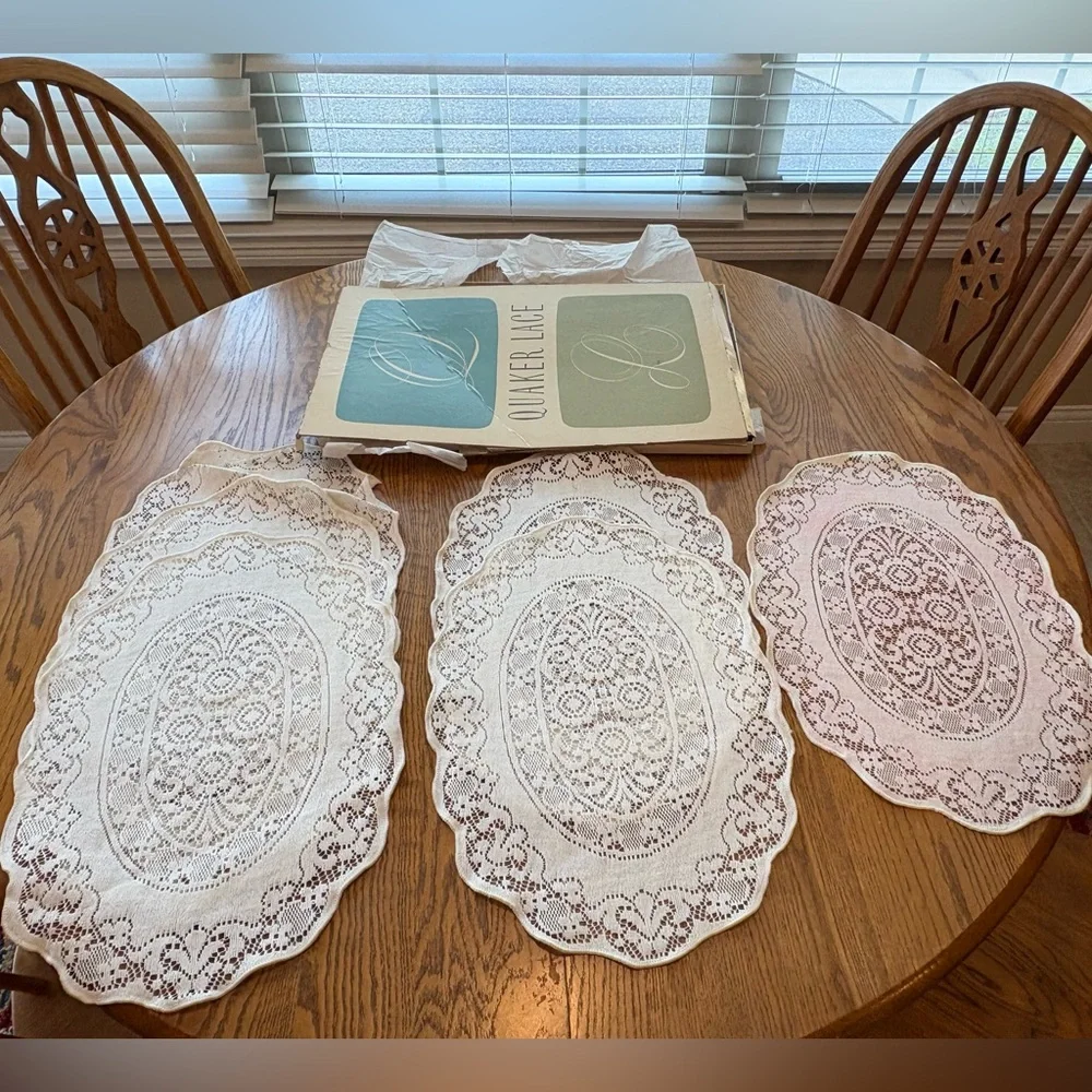 Quaker Lace Place in Box Mats Victorian Set 18 Red Green Off White Christmas